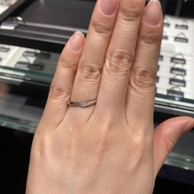 【ラザール ダイヤモンド(LAZARE DIAMOND)の口コミ】 デザインが好みでした。「結婚指輪は一本で着けてもテンションが上がるも…