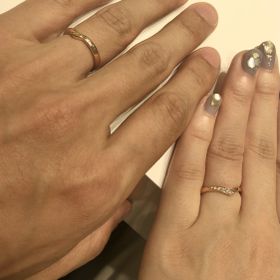 【4℃ BRIDAL(ヨンドシーブライダル)の口コミ】 他の店舗でみさせて頂いた時には、ウェーブラインで、石が小さなデザイン…