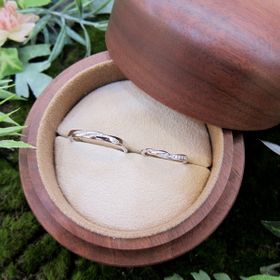 【COLANY(コラニー)の口コミ】 こちらのブランドで婚約指輪を購入したこともあり、結婚指輪も同じブラン…