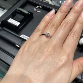 【ラザール ダイヤモンド(LAZARE DIAMOND)の口コミ】 シンプルなデザインですが、細すぎず太すぎずです。横から見ても高さがあ…