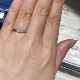 【銀座ダイヤモンドシライシの口コミ】 女性らしいしなやかなV字で、指が細く長く見える気がします。セットリング…