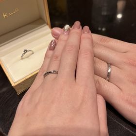 【ケイウノ ブライダル(K.UNO BRIDAL)の口コミ】 リング自体が細身なこと、また手にあったウェーブ型がよかったのですが、…