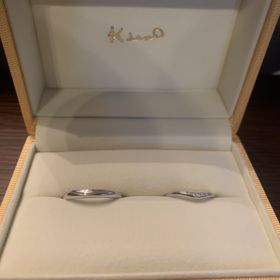 【ケイウノ ブライダル(K.UNO BRIDAL)の口コミ】 シンプルですがダイヤも付いていて華やかなデザインが決め手です。またさ…