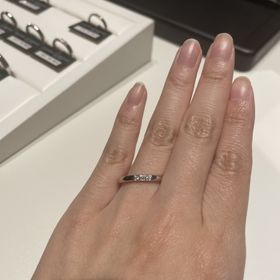 【ラザール ダイヤモンド(LAZARE DIAMOND)の口コミ】 王道で飽きのこない指輪を探していました。
最初は1石で探してましたが、3…