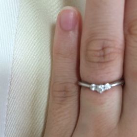 【ケイウノ ブライダル(K.UNO BRIDAL)の口コミ】 ダイヤモンドの存在感があるが、派手すぎないデザインのところに魅かれま…