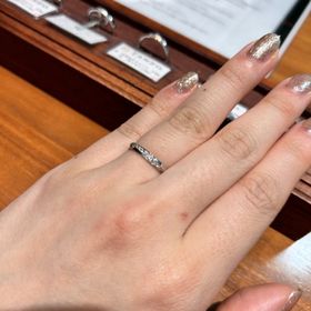 【TANZO.(鍛造指輪)の口コミ】 異なる大きさのダイヤが並んでいてかわいらしいです。また、キラキラして…