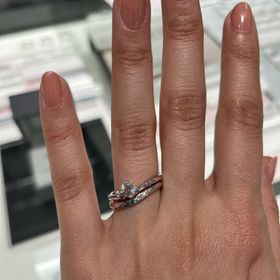 【CAFERING(カフェリング)】の口コミ 中央に0.1カラットのダイヤモンドがついており、若干V字になっています...