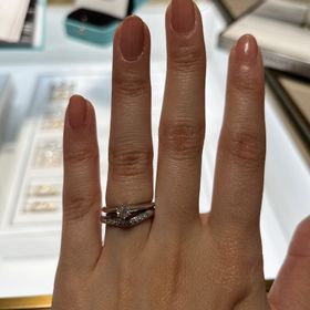 【ティファニー(Tiffany & Co.)の口コミ】 指の中心に向かってV字になっているので、婚約指輪との組み合わせがとても…