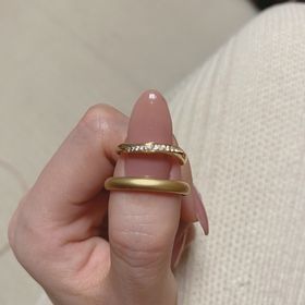 【4℃ BRIDAL(ヨンドシーブライダル)の口コミ】 他に2店舗拝見しにいったのですが、
価格・デザインの両方を兼ね備えたも…