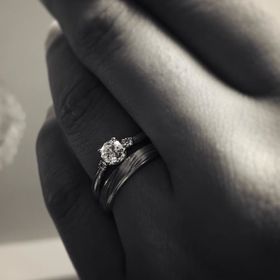 【杢目金屋(もくめがねや)の口コミ】 シンプルだけれども1粒のダイアモンドの存在感があるようなデザインにした…