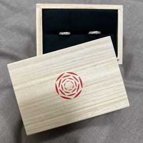 【出雲結(いずもゆい)の口コミ】 デザインはシンプルで出雲のしめ縄モチーフのとか
刻印も出雲らしいマーク…