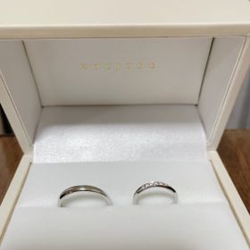 【宝寿堂(ほうじゅどう)の口コミ】 婚約指輪と重ね付けできるデザインで探してました。
ストレートラインの指…