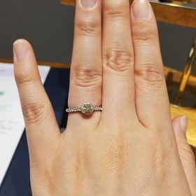 【銀座ダイヤモンドシライシの口コミ】 センターダイヤモンドのまわりに囲みのダイヤモンドがついておりかわいい…