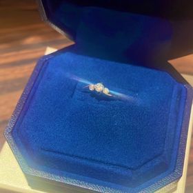 【ROYAL ASSCHER(ロイヤル・アッシャー)の口コミ】 ダイヤモンドの輝き、デザイン。着け心地も良くダイヤが綺麗に光ります。…