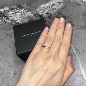 【ラザール ダイヤモンド(LAZARE DIAMOND)の口コミ】 指が長く見えるデザインにしたいと決めており、指の形的にストレートより…