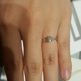 【エクセルコダイヤモンド(EXELCO DIAMOND)の口コミ】 デザインとダイヤモンドの輝きがすばらしいです。
ダイヤモンドがちりばめ…