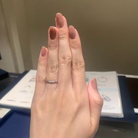 【銀座ダイヤモンドシライシの口コミ】 指が綺麗に見えるウェーブのデザインです。似たデザインがいつくかありま…