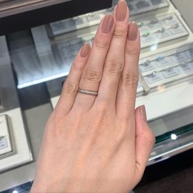 【アイプリモ(I-PRIMO)の口コミ】 指輪自体はストレートですが、カーブのあるデザインがされており、シンプ…
