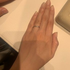 【和光ブライダルブティックギンザの口コミ】 指を綺麗に見せてくれるカーブのデザインです。あまり派手すぎるデザイン…