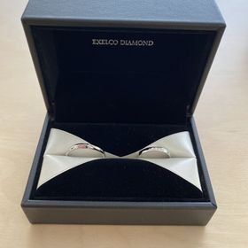 【エクセルコダイヤモンド(EXELCO DIAMOND)の口コミ】 シンプルで合わせやすい形と色にしました。いろいろとデザインのあるもの…