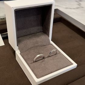 【トリニティ(Trinity)の口コミ】 ダイヤのつけられ方が気に入りました。リングも中央に向かって細くなるデ…