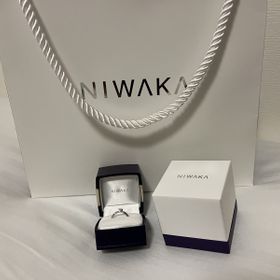 【俄(にわか)の口コミ】 シンプルではあるが、片側に小さなダイヤモンドと少しのウェーブのバラン…