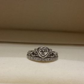 【ケイウノ ブライダル(K.UNO BRIDAL)の口コミ】 10代の頃にウェディング雑誌を見ていてこの指輪に一目惚れし、将来婚約指…