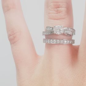 【シャネル(CHANEL)の口コミ】 婚約指輪らしく一つ大きなダイヤがありつつも、大人向けの可愛らしいリボ…