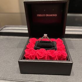 【エクセルコダイヤモンド(EXELCO DIAMOND)の口コミ】 ダイヤが一番美しく輝いて見えるように、セッティングが高くされているも…