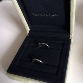 【ヴァン クリーフ＆アーペル(Van Cleef & Arpels)の口コミ】 プラチナ素材で、且つ飾りのないシンプルなものにしたいと思っていました…