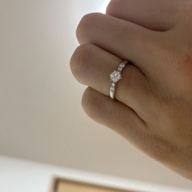 【ラザール ダイヤモンド【取扱店販売】の口コミ】 今回色んな婚約指輪を見せていただきましたが、ラザールダイヤモンドのダ…