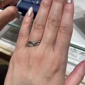 【銀座ダイヤモンドシライシの口コミ】 彼からサプライズで貰った婚約指輪（他店ブランド）と重ね付けをしたかっ…