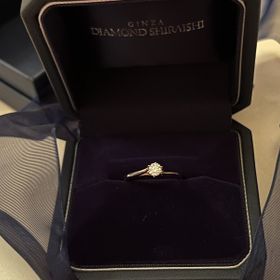 【銀座ダイヤモンドシライシの口コミ】 シンプルですが、ダイヤモンドの輝きが美しく、少しウェーブがかかってい…