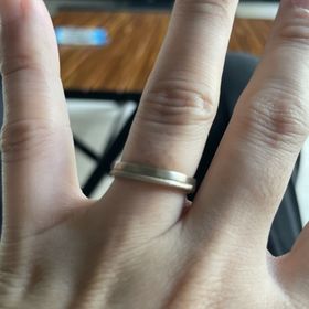 【YUKA HOJO(ユカホウジョウ)の口コミ】 デザインが良くて決めました。いろいろつける中で、シンプルで良くあるデ…