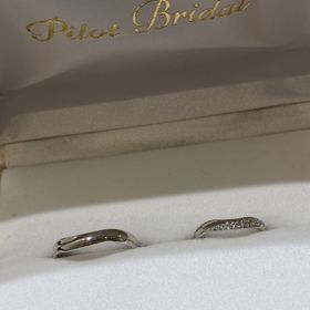 【PILOT BRIDAL(パイロットブライダル)の口コミ】 ダイヤがたくさん着いていて可愛いと思った。
緩やかなV字のウェーブが可…