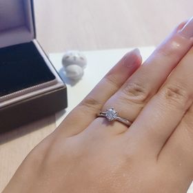 【アイプリモ(I-PRIMO)の口コミ】 メレ付きのキラキラした指輪と迷ったのですが、王道のシンプルなデザイン…