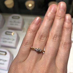 【BIJOUPIKO(ビジュピコ)の口コミ】 珍しいイエローゴールドの婚約指輪です。ミル打ちの加工がしてあり、アン…