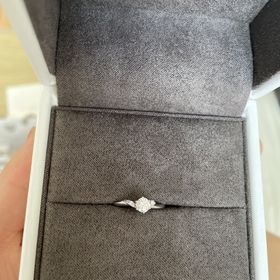 【Foulason(フレゾン)の口コミ】 横に小さなダイヤがついている、可愛らしいデザインに心を惹かれました。…