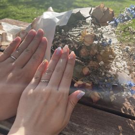 【銀座ダイヤモンドシライシの口コミ】 V字とウェーブの2種類で迷っていました。
こちらの指輪は、どちらにも見え…