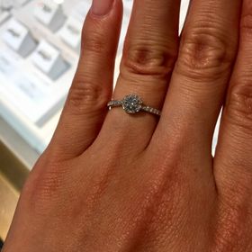 【Ponte Vecchio(ポンテヴェキオ)の口コミ】 ハーフエタニティです。細身の指輪な上、石の周りにさらに小さい石がお花…