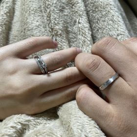 【出雲結(いずもゆい)の口コミ】 婚約指輪が周りにもダイヤがついたものだったので、初めはシンプルなシル…