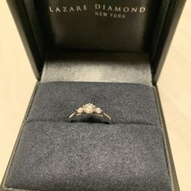 【ラザール ダイヤモンド(LAZARE DIAMOND)の口コミ】 指輪のデザインです。台座の爪が細く、隣から見た時のダイヤモンドの輝き…