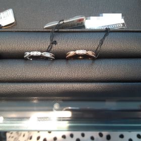 【エクセルコダイヤモンド(EXELCO DIAMOND)の口コミ】 ザ 結婚指輪という感じの、幅が太めのしっかりしたリングが多い。
若い人…