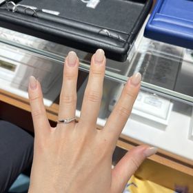 【銀座ダイヤモンドシライシの口コミ】 特徴のあるデザイン・着け心地の良さ・婚約指輪との相性を重視して選びま…