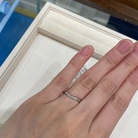 【【閉業】フラー・ジャコー(FURRER-JACOT)の口コミ】 シンプルデザイン。ゆるめですが、Vカーブになっているので指が細長く見え…