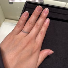 【ティファニー(Tiffany & Co.)の口コミ】 指輪のラインがVラインのため太短い私の指でも多少はマシに見える気がした…