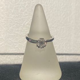 【TOMOE(トモエ)の口コミ】 指輪のデザインで決めました。
アシンメトリーのデザインや花柄が好きだっ…