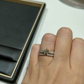 【ラザール ダイヤモンド(LAZARE DIAMOND)の口コミ】 一番のオススメは、虹色に輝くダイヤモンドです。
メレダイヤモンドにも最…