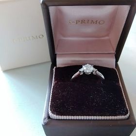 【アイプリモ(I-PRIMO)の口コミ】 センターダイヤの他にサイドにもダイヤがついているデザインを中心に探し…