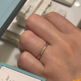 【LUCIE(ルシエ)の口コミ】 海、波をイメージして作られていてシンプルで可愛いです。細身のタイプで…